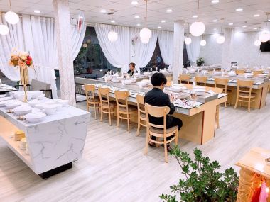 Quầy buffet Nhà Hàng Lẩu Băng Chuyền Buffet Xie Xìe 